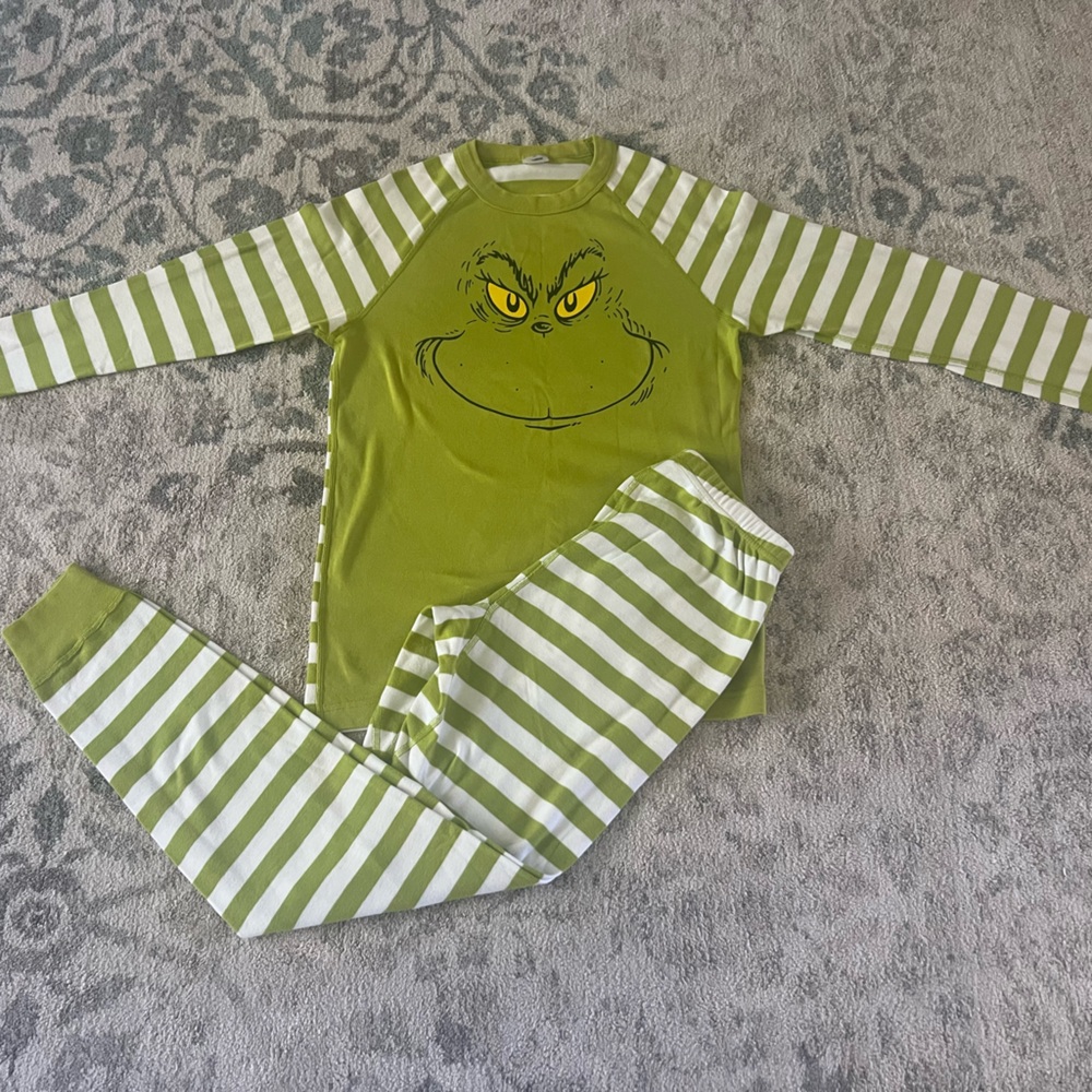 Hanna Andersson Grinch Pajama Set in Green and White